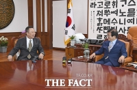 [TF포토] 대화 나누는 박용만-박병석