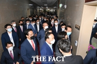 [TF포토] 국회의장실 항의방문하는 미래통합당 의원들