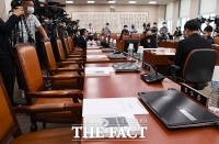 [TF포토] 비어있는 미래통합당 의원들 좌석