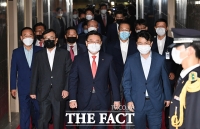 [TF포토] 국회의장실 들어서는 김성원 원내수석부대표