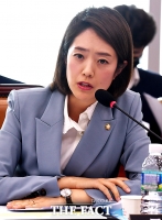 [TF포토] 고민정, 오늘도 '문재인 대통령 시계' 차고~