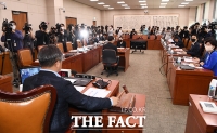 [TF포토] 미래통합당 의원 없이 개의된 법사위 전체회의