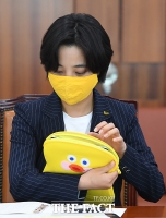 [TF포토] 최연소 국회의원 류호정의 '깜찍한 가방'