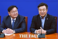 [TF포토] 인사말 하는 윤호중 법사위원장