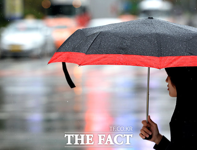 목요일인 18일은 전국이 대체로 흐린 가운데 남부지방을 중심으로 비가 내리겠다. /임세준 기자