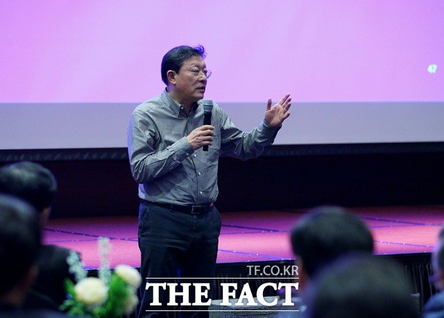 허태수 GS그룹 회장이 17일 서울 종로구 GS남촌리더십에서 열린 GS임원 포럼에서 주요 계열사 CEO들과 코로나19 리스크 극복 및 미래 경영 전략 수립 방안 등에 관해 논의했다. 제1회 GS임원 포럼에서 임원들에게 그룹의 전략에 대해 설명하는 허태수 회장 /GS그룹 제공