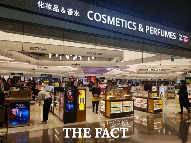 인천공항이 영업료율 방식을 유인책으로 제시하면서 롯데·신라면세점에게 영업 연장을 제안했다. /더팩트 DB