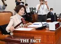 [TF포토] 의사봉 두드리는 한정애 위원장