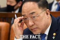 [TF포토] '3차 추경' 질의듣는 홍남기