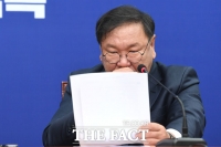[TF포토] 헛기침하는 김태년 원내대표