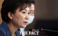 [TF사진관] 부동산 규제 발표 후 미묘한 미소 짓는 김현미 장관