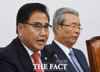 [TF포토] 발언하는 박진 외교안보특위 위원장