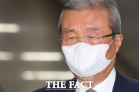 [TF포토] 생각에 잠긴 김종인