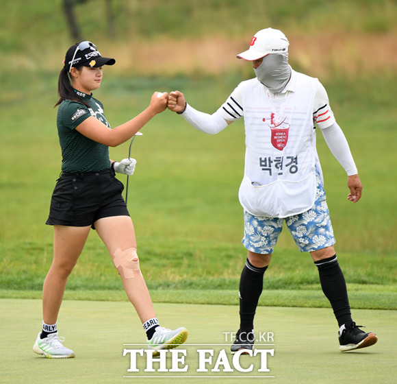 박현경 선수가 18일 오전 인천 서구 베어즈베스트청라GC에서 열린 KLPGA 투어 기아자동차 한국여자오픈 대회에 참가해 경기를 펼치고 있는 가운데 퍼팅을 성공시키고 캐디와 주먹악수를 하고 있다. /인천=임세준 기자