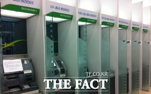 장애인도 불편함 없이 쓸 수 있는 현금자동입출금기(ATM)가 늘어날 전망이다. /더팩트DB