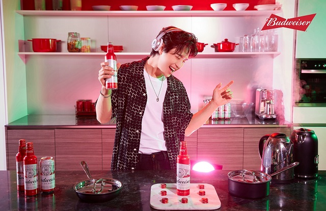오비맥주 버드와이저가 18일 선보인 #즐겁게 넘겨 켐페인의 1차 영상에 담긴 가수 헨리의 모습. /오비맥주 제공