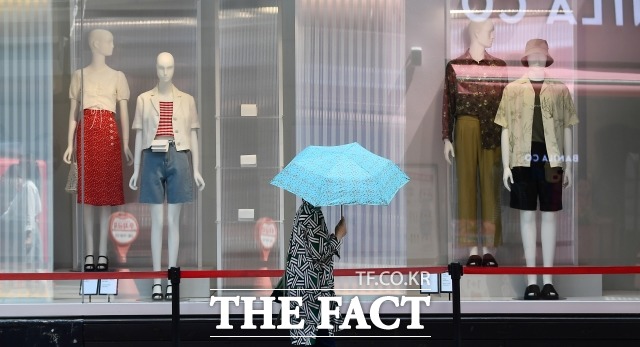 서울과 경기, 강원 영서, 충청 북부에는 새벽부터 아침 사이 산발적 빗방울이 떨어지겠다. /더팩트 DB