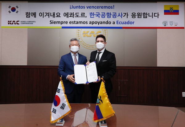 한국공항공사가 에콰도르에 마스크 1만 장을 지원했다. 손창완 한국공항공사 사장과 조니 레이노소 주한 에콰도르 대사 대리.(왼쪽부터) /한국공항공사 제공
