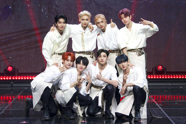 스트레이 키즈가 지난 17일 첫 정규앨범 GO生을 발표했다. 이 앨범은 선주문 20만 장 돌파에 아이튠즈 23개 지역 앨범 차트 1위를 기록, 스트레이 키즈는 데뷔 후 최고의 성적을 거두고 있다. /JYP엔터 제공