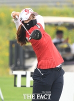 [TF사진관] 마스크 쓰고 경기 펼치는 최혜진 선수