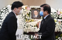 [TF포토] 유가족 위로하는 박병석 의장