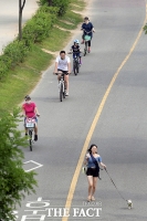 [TF포토] 무더위 피해 한강 달리는 자전거