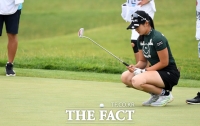 [TF포토] 박현경, '신중한 퍼팅'