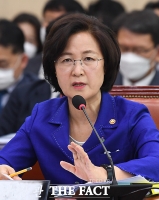 [TF포토] 질의에 대답하는 추미애 장관