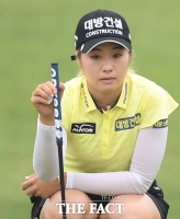 [TF포토] 퍼팅 고민에 빠진 이정은6