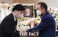 [TF포토] 유가족 위로하는 홍준표