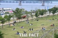 [TF사진관] 이른 더위 피해 찾은 한강공원
