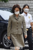 [TF포토] 고개 숙이며 법정 향하는 정경심