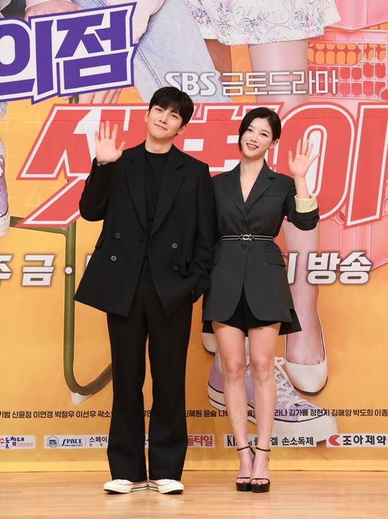 지창욱(왼쪽)과 김유정이 주연을 맡은 드라마 편의점 샛별이가 19일 베일을 벗는다. /SBS 제공