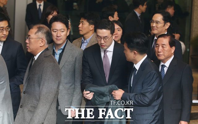 전기차 배터리 관련 재계 총수의 만남이 늘어나면서 전기차 동맹 확대 움직임이 본격화될 것이라는 예상이 나온다. /더팩트 DB