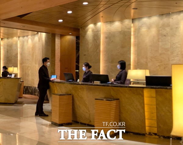 호텔롯데 관계자는 시니어 직원들이 다양한 선택을 할 수 있도록 제도가 개선됐다면서 의무사항이 아닌 선택사항이라고 설명했다. 사진은 롯데호텔 로비에서 직원들이 마스크를 쓰고 있는 모습. /한예주 기자