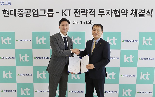 정기선(왼쪽) 부사장이 16일 서울 종로구 KT광화문빌딩 East에서 열린 현대중공업그룹과 KT그룹의 전략적 투자협약 체결식에서 구현모 KT 대표와 악수하고 있다. /현대중공업그룹 제공