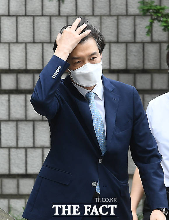 감찰무마 의혹을 받고 있는 조국 전 법무부장관이 19일 오전 서울 서초구 서울중앙지방법원에서 열린 공판에 출석하고 있다. /이동률 기자