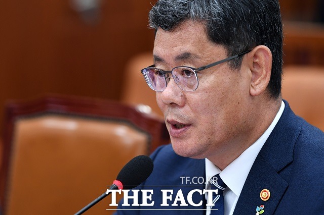 문재인 대통령이 19일 오전 김연철 통일부 장관의 사표를 수리했다. 김 장관은 지난 17일 악화된 남북관계에 책임을 지겠다며 사의를 표명했다. /남윤호 기자