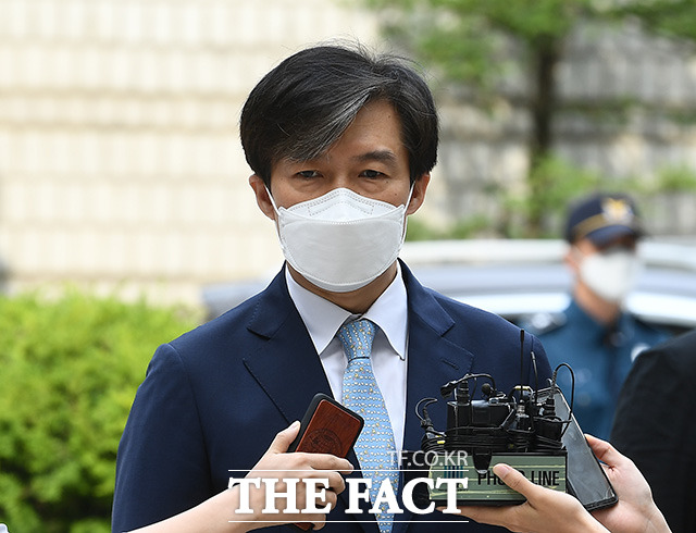 감찰무마 의혹을 받고 있는 조국 전 법무부장관이 19일 오전 서울 서초구 서울중앙지방법원에서 열린 공판에 출석하기에 앞서 취재진의 질의에 답하고 있다. /이동률 기자