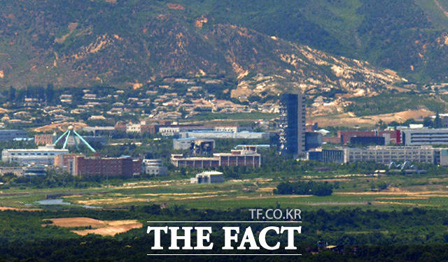 추미애 법무부 장관이 대북전단 등 물품 무단살포 행위에 대해 엄정 대응할 것을 지시했다. 사진은 19일 오후 경기도 파주시에서 바라본 개성공단 지역에 폭파된 남북공동연락사무소 청사의 모습. /이선화 기자