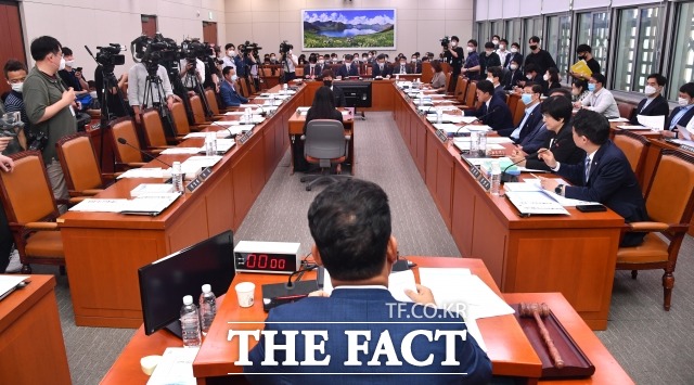 지난 16일 미래통합당 의원들이 불참한 가운데 반쪽 전체회의가 열리고 있는 외교통일위원회. /남윤호 기자