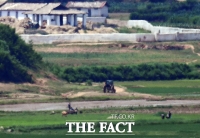 [TF포토] 희미하게 보이는 북한 주민들