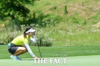 [TF포토] '단독 선두' 유소연, '홀을 바라보는 날카로운 눈빛'