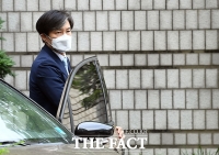 [TF포토] 차량에서 하차한 조국 전 장관