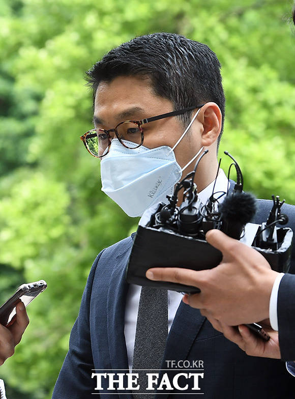 특혜 대출 의혹을 받고 있는 유준원 상상인그룹 대표가 19일 오전 서울 서초구 서울중앙지방법원에서 열린 영장실질심사에 출석하고 있다. /이동률 기자