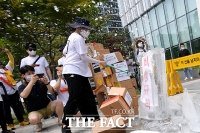 [TF포토] '비정규직 NO!' 산산이 부서지는 얼음 조각