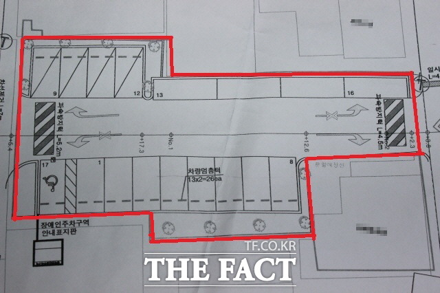 목포시가 도시재생 뉴딜 사업으로 해안동에 조성하는 목포일번가 주자창 시설계획 도면, 토지 매입비를 포함 9억여원이 소요되는 공용주차장은 주변 주택과 상가들로 인해 주차장 부지가 반듯하지 않고 들쭉날쭉하다.(빨간선 표기) 반듯한 부지에 조성됐을 경우 더 많은 주차 공간을 확보할 수 있다. 또 음식점이(도면, 오른쪽 하단)주변에 인접해 있어 주민들의 요구에 의해 조성됐다는 주차장이 목적과 다르게 사용될 가능성마저 지적되고 있다. /김대원 기자