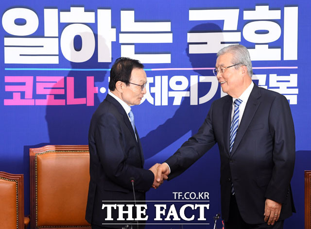 정부는 지난 4일 단일 추경 사상 역대 최대 규모인 35조3000억 원 수준의 3차 추경안을 국회에 제출했으나 원 구성 지연으로 아직 심의조차 하지 못하고 있다. 사진은 김종인(오른쪽) 미래통합당 비상대책위원장이 지난 3일 국회에서 이해찬 더불어민주당 대표를 예방해 악수하는 모습. /남윤호 기자