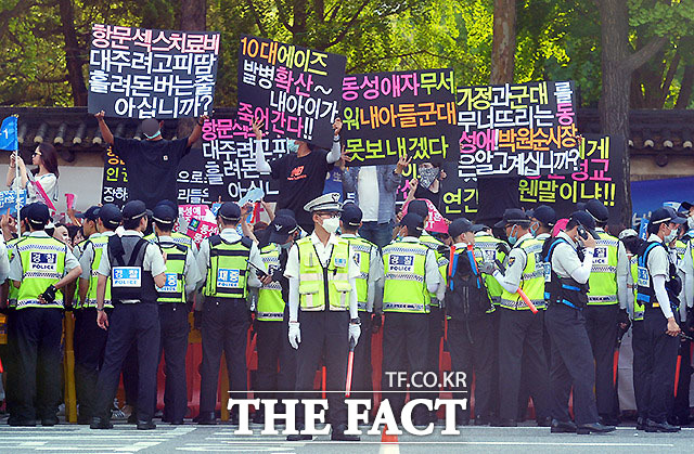 군사경찰은 최근 한 트위터 계정에 현역 공군 병장으로 추정되는 운영자가 군복을 입고 다른 병사와 동성애 행위를 하는 듯한 사진을 올렸다는 의혹이 제기돼 수사에 나섰다. /더팩트 DB