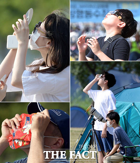 부분일식이 시작된 21일 오후 서울 서초구 반포한강공원에서 시민들이 다양한 방법으로 태양을 바라보고 있다. /이선화 기자